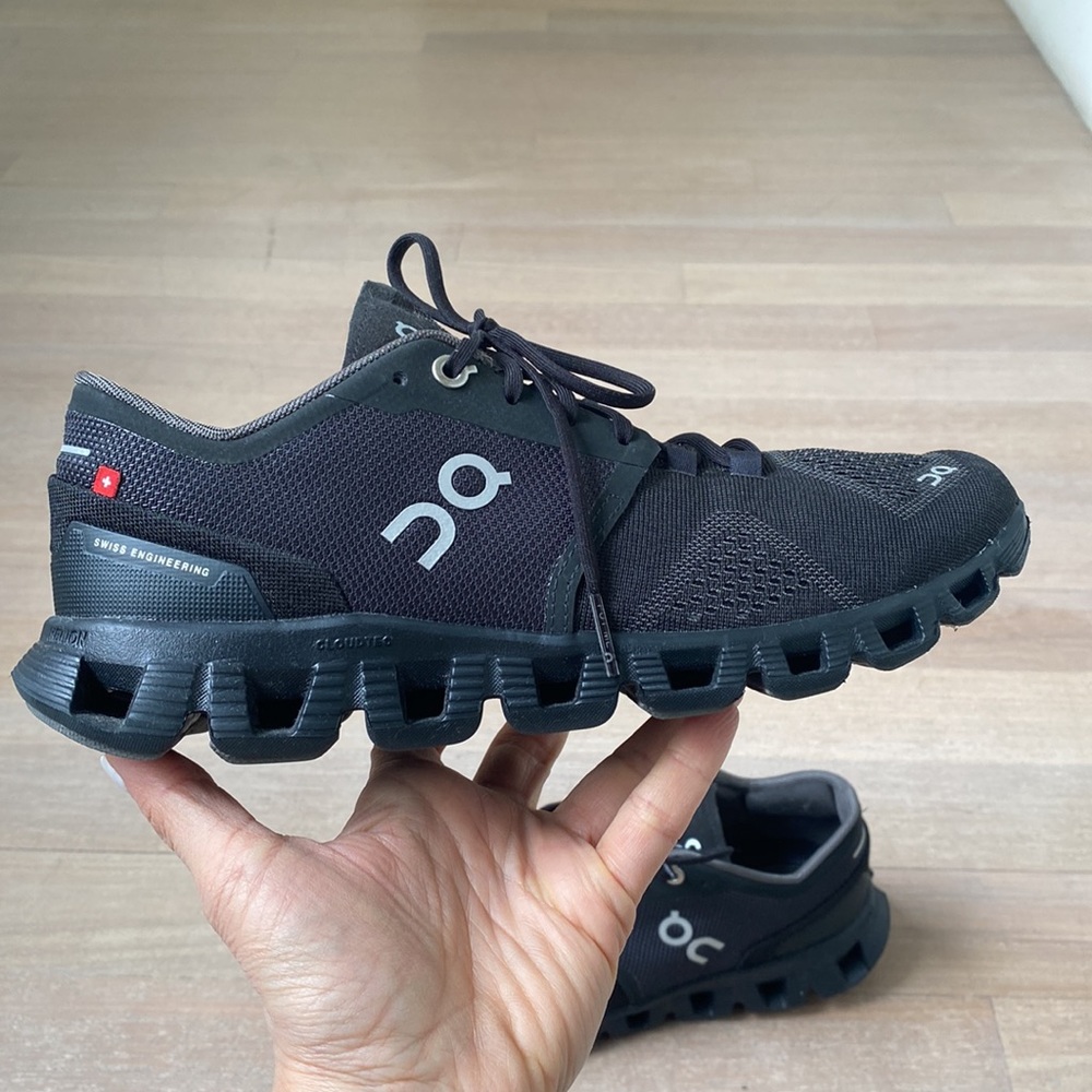 ON Running Cloud X women Size US 8.5